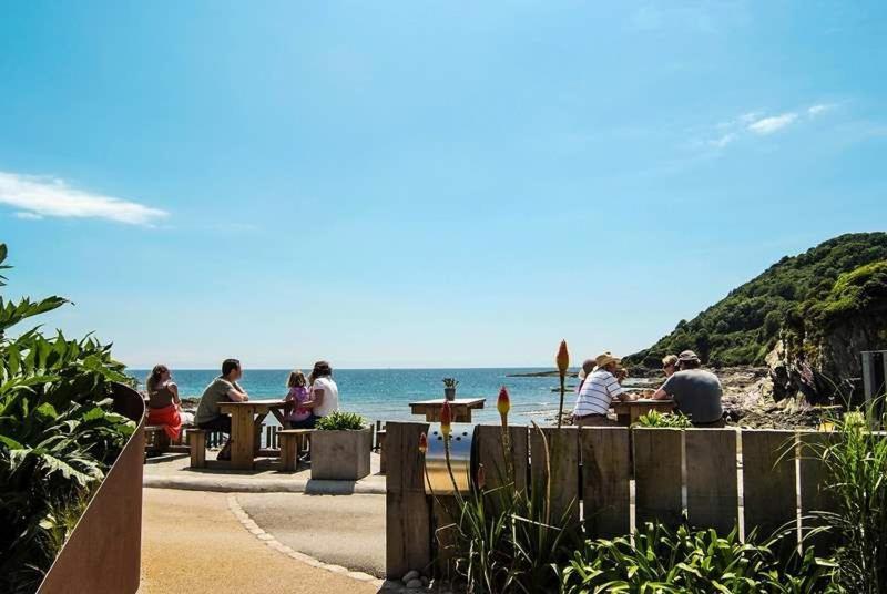 Cosy Beachfront Retreat With Stunning Sea Views & Free Access To A Local Indoor Pool Talland Εξωτερικό φωτογραφία